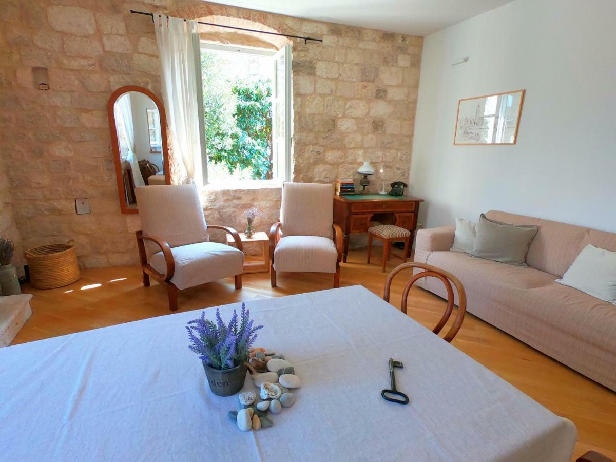 Historic Piazza House & Romantic Hidden Garden Hvar Town Eksteriør bilde