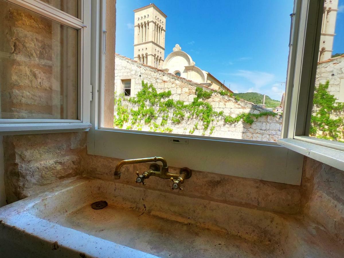 Historic Piazza House & Romantic Hidden Garden Hvar Town Eksteriør bilde