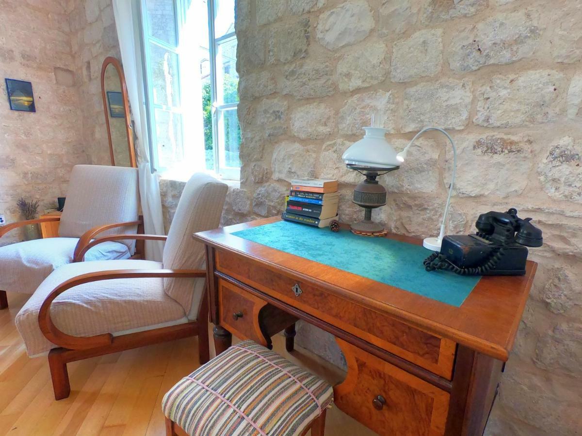 Historic Piazza House & Romantic Hidden Garden Hvar Town Eksteriør bilde