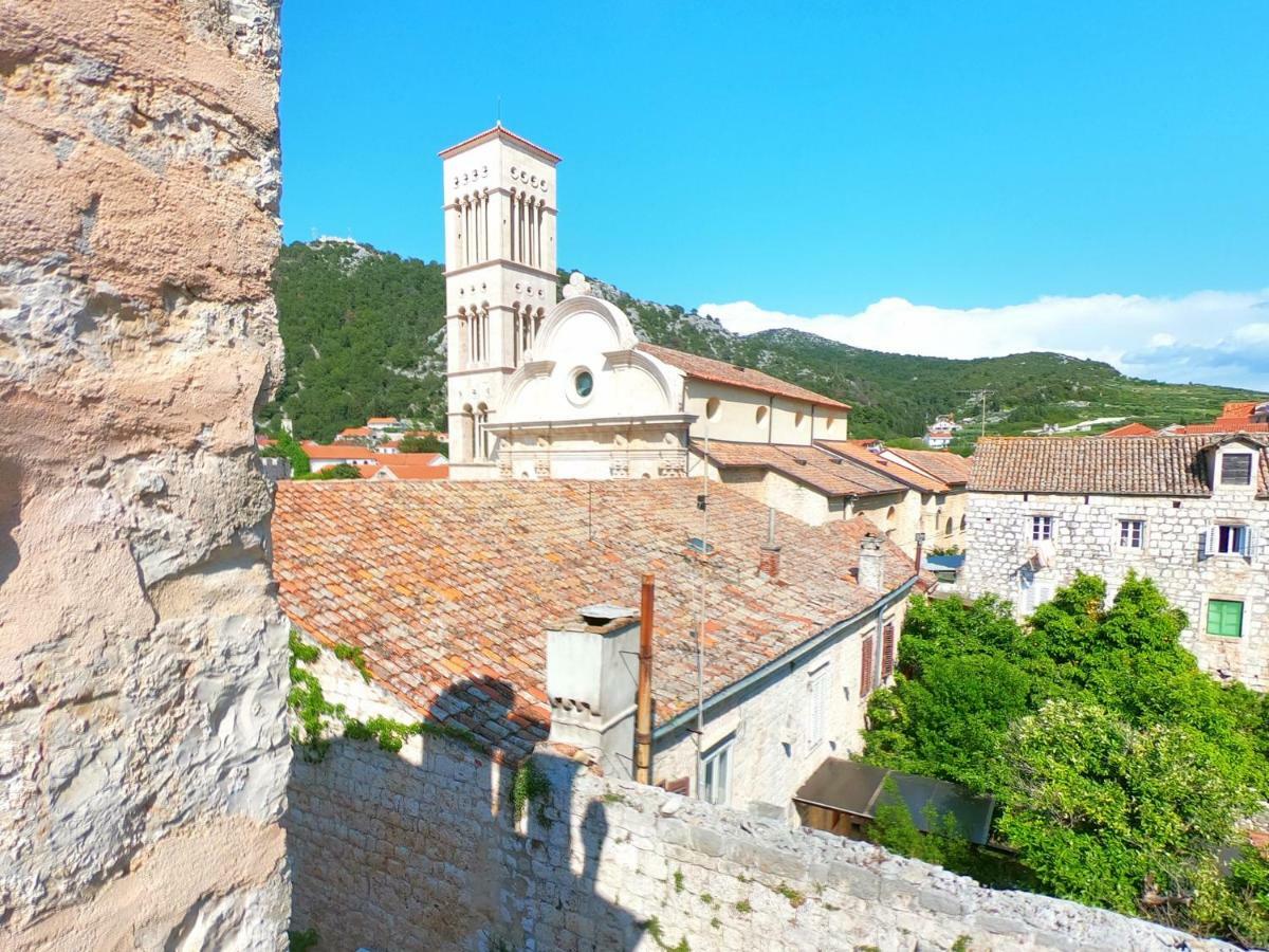 Historic Piazza House & Romantic Hidden Garden Hvar Town Eksteriør bilde