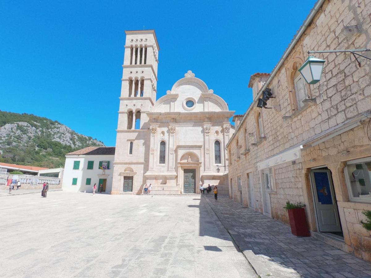 Historic Piazza House & Romantic Hidden Garden Hvar Town Eksteriør bilde