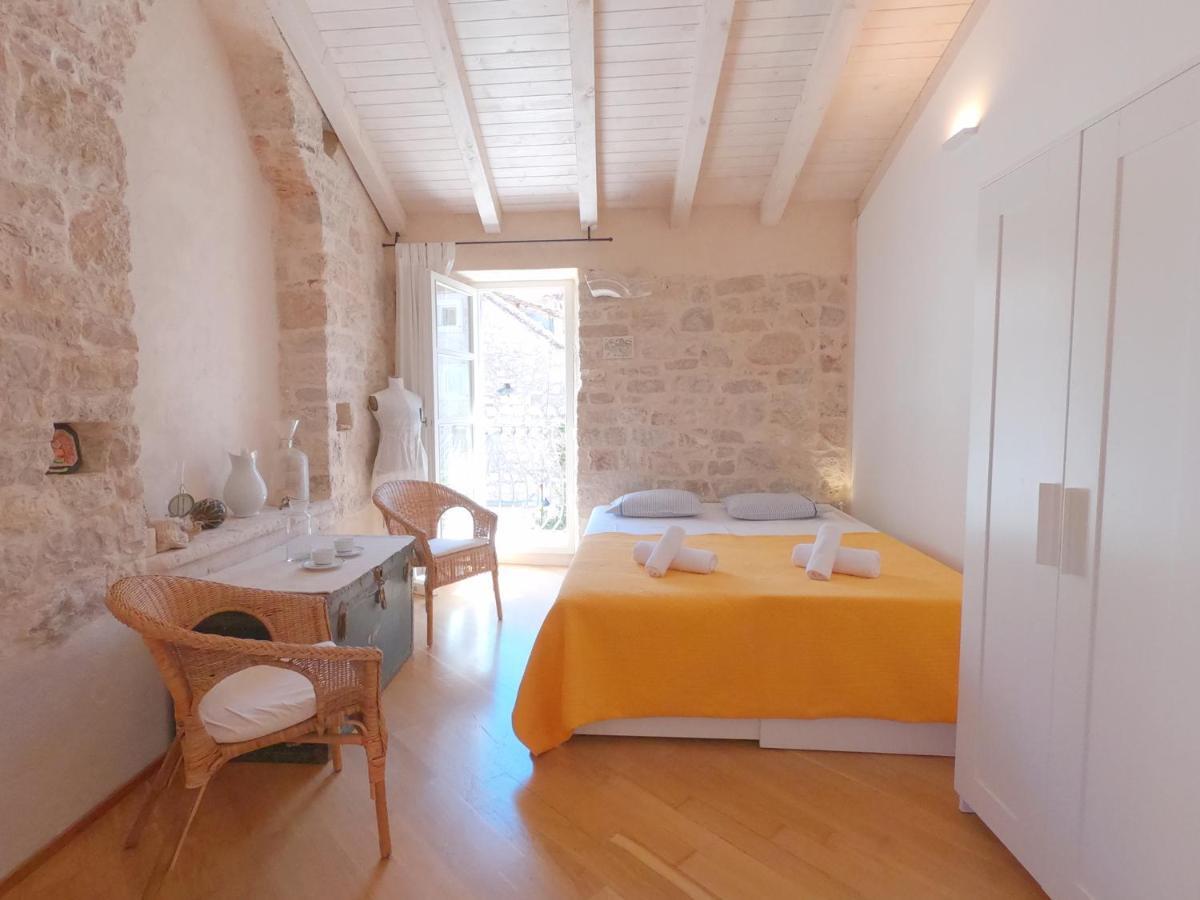 Historic Piazza House & Romantic Hidden Garden Hvar Town Eksteriør bilde