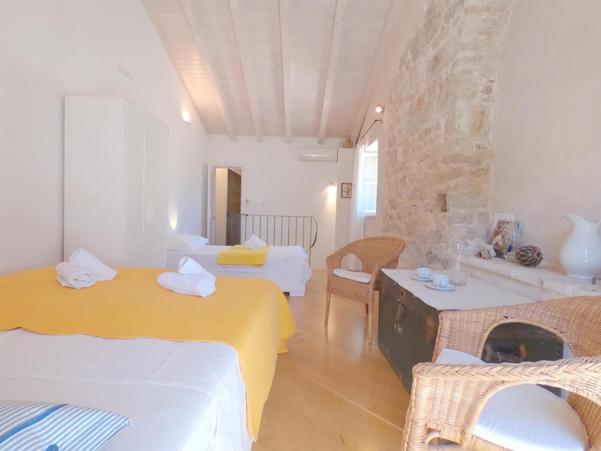 Historic Piazza House & Romantic Hidden Garden Hvar Town Eksteriør bilde